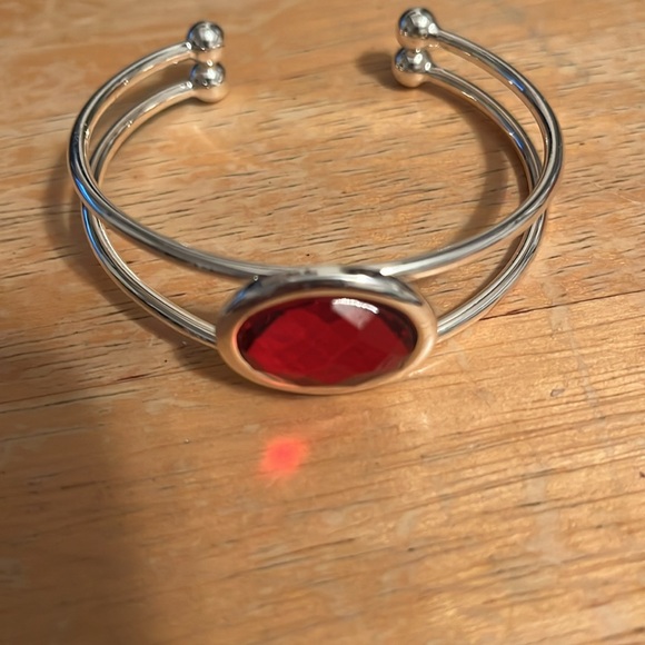 Red faceted stone cuff bracelet set in silver tone, unmarked - Picture 5 of 8